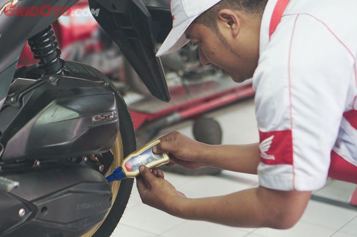 Begini Jadinya Bila Kalian Kelebihan Mengisi Oli Gardan di Motor Matic