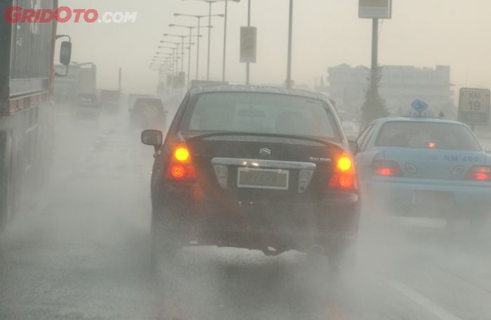 hujan deras, lampu hazard, mobil bekas, hazard, lampu hazard mobil, Ini Sebabnya Jangan Menyalakan Lampu Hazard Saat Hujan Deras