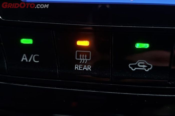 Ini Cara Mudah Mengatasi Kaca Mobil yang Berembun Ketika Hujan