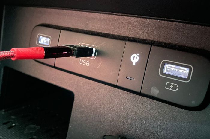 Ngecas HP di Mobil Bikin Aki Cepat Soak? Begini Penjelasannya