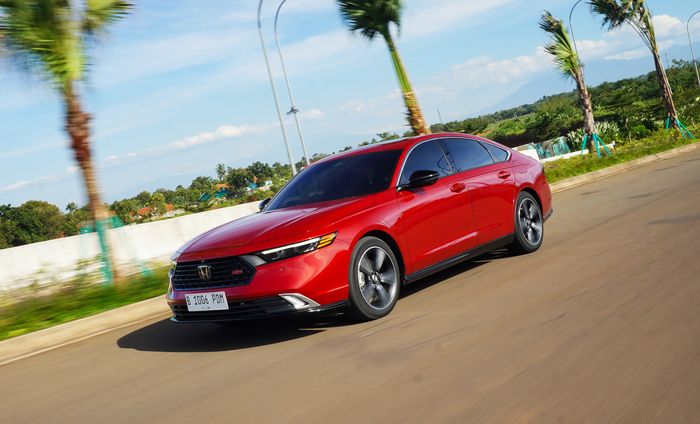 toyota camry, honda accord, Honda Accord RS e:HEV, Toyota Camry HEV, Adu Irit Mesin Hybrid Toyota Camry Vs Honda Accord, Siapa Terbaik?