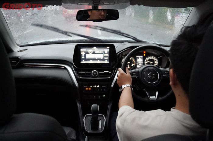 Begini Cara Ampuh Menghilangkan Bercak Bekas Air Hujan Di Cat Mobil