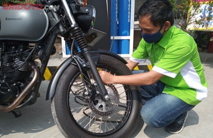 nitrogen, ban motor, isi angin, angin ban, Isi Nitrogen Motor Terbakar, Pabrikan yang Jawab, Pakai Nitrogen Bisa Bikin Ban Lebih Awet?