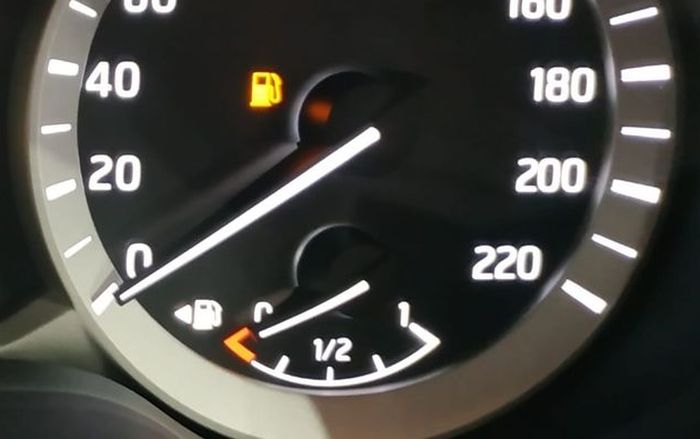 indikator bensin, Indikator BBM, arti E di indikator BBM, Selama Ini Salah, Arti Huruf E di Indikator Bensin Bukan Empty, Tapi Ini