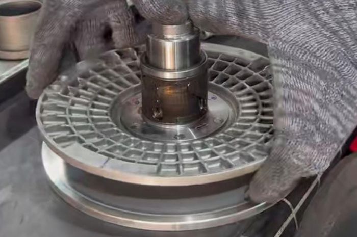 Jangan Kaget! Ternyata Komponen CVT Honda ADV 350 Segede Ini