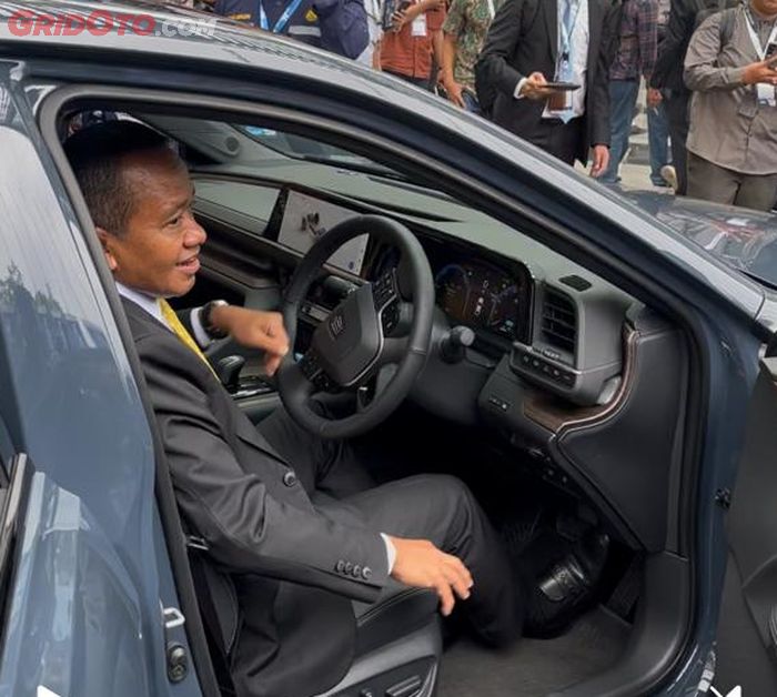 toyota, fuel cell, hydrogen, toyota crown, Bahlil Lahadalia, Usai Jajal Toyota Crown, Bahlil Sebut Gajinya Tidak Cukup untuk Membelinya