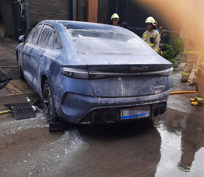 pemadam kebakaran, mobil listrik, pemadam, BYD Terbakar, Kisah Heroik Pemadam Kebakaran Selamatkan Mobil Listrik BYD Terbakar