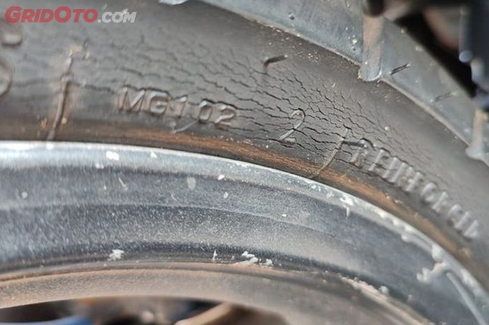 Harus Tahu, Akibat Kesalahan Sepele Ini Ban Motor Bisa Retak