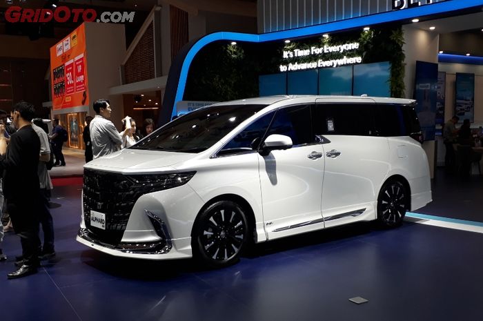 Penjualan Toyota Alphard vs Denza D9 Mei 2025, Menang Siapa Ya?