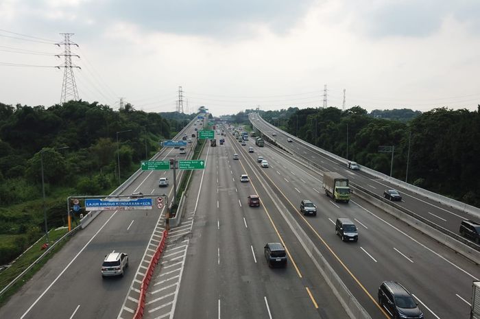 Jangan Direm Dadakan, Lakukan Ini Saat Hantam Lubang di Jalan Tol