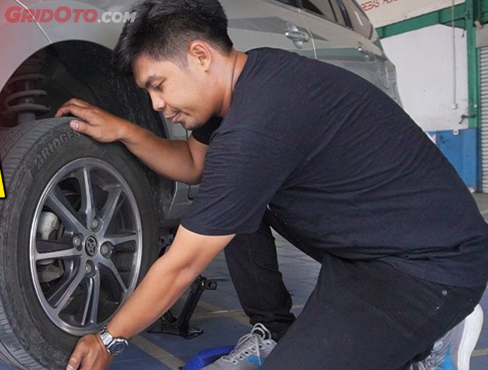 roda mobil, mobil bekas, bearing roda, cara cek bearing roda, cara mudah cek bearing roda, cara mudah cek bearing, cara mudah cek bearing roda mobil, Tanpa ke Bengkel Kalian Bisa Tahu Kondisi Bearing Roda Mobil, Begini Triknya