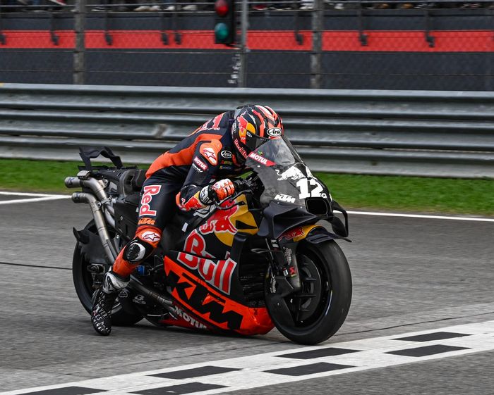 MotoGP, pembalap motogp, mengerem, stoppie, holeshot device, Kenapa Pembalap MotoGP Selalu Ngerem Keras Sebelum Start?