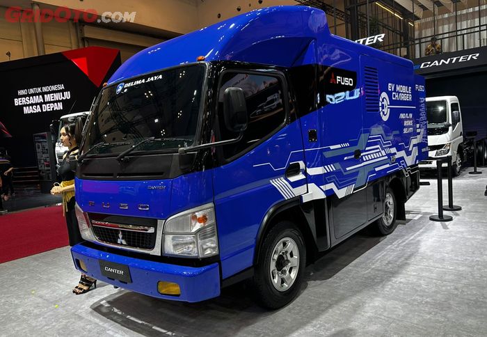 giias, mitsubishi fuso, pt krama yudha tiga berlian motors (ktb), eCanter, Fighter-X FM65F Tractor Head 4x2, EV Mobile Charger, Fuso Hadirkan EV Mobile Charger dan Fighter-X Terbaru di GIIAS 2025