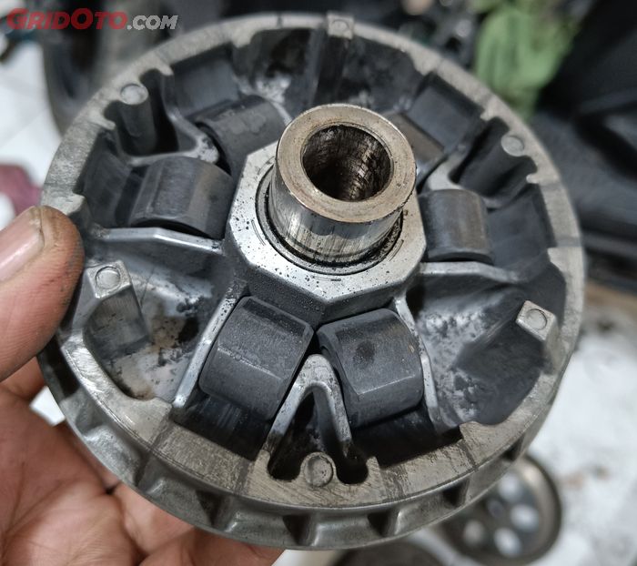 motor matic, Rumah roller, tutup rumah roller, rumah roller motor matic, dampak tutup rumah roller rusak, apa dampak tutup rumah roller rusak, tutup rumah roller motor matic rusak, Ternyata Tutup Rumah Roller Juga Bisa Rusak, Dampaknya Bisa Begini