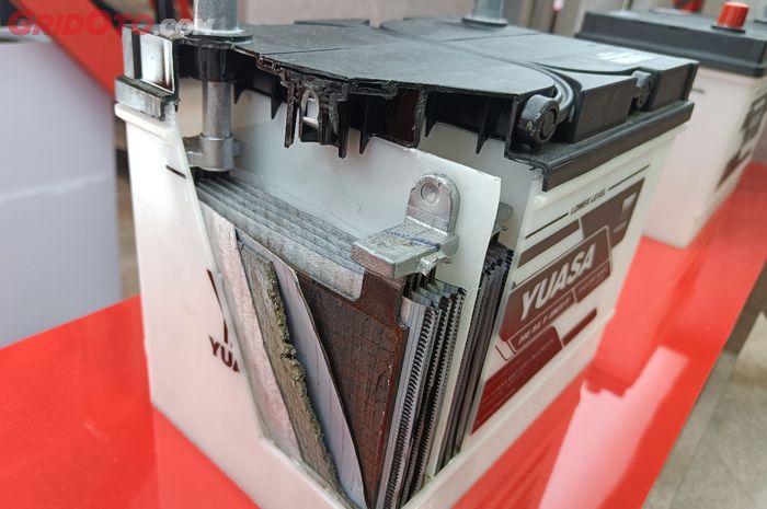 Bikin Kantong Jebol, Kebiasaan Air Aki Mobil Dibiarkan Kering