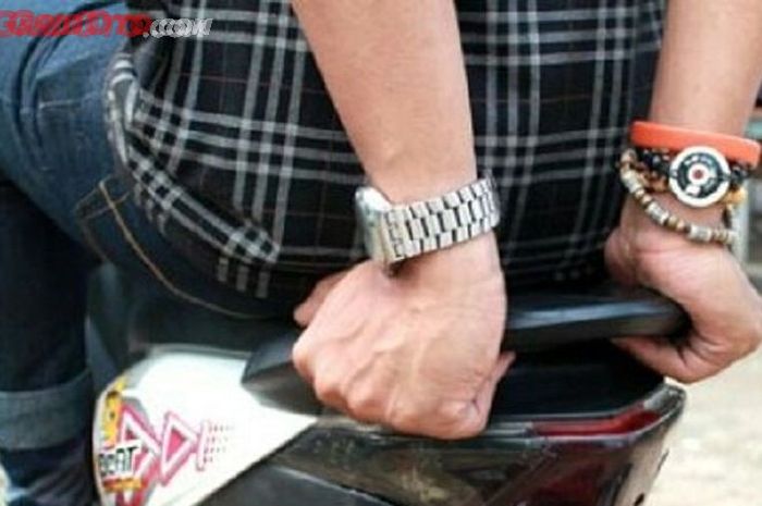 Baru Tahu, Ternyata Pegangan di Behel saat Boncengan Bisa Membahayakan