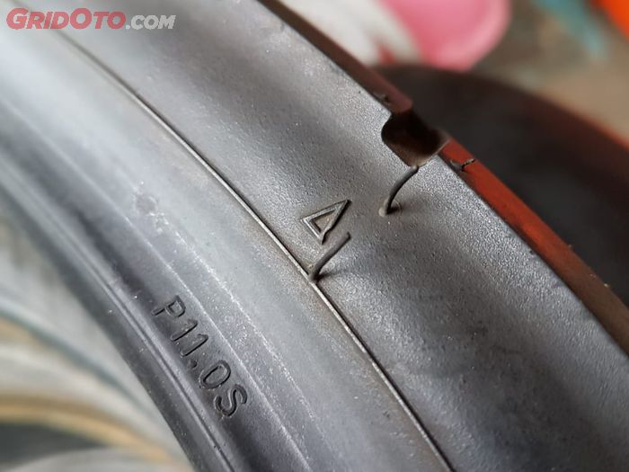 ban motor, dinding ban, tanda segitiga ban motor, tanda segitiga TWI, Masih Banyak yang Belum Paham, Ini Fungsi Segitiga Mungil di Dinding Ban
