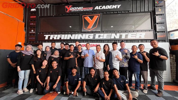 Yoong Motor, Bambang Soesatyo, Spesialis lampu, Ketua IMI Pusat, Ketua umum IMI Pusat, Yoong Motor Dapat Penghargaan Dari Ketum IMI, Ciptakan Lapangan Kerja Hingga Lahirkan Teknisi Handal