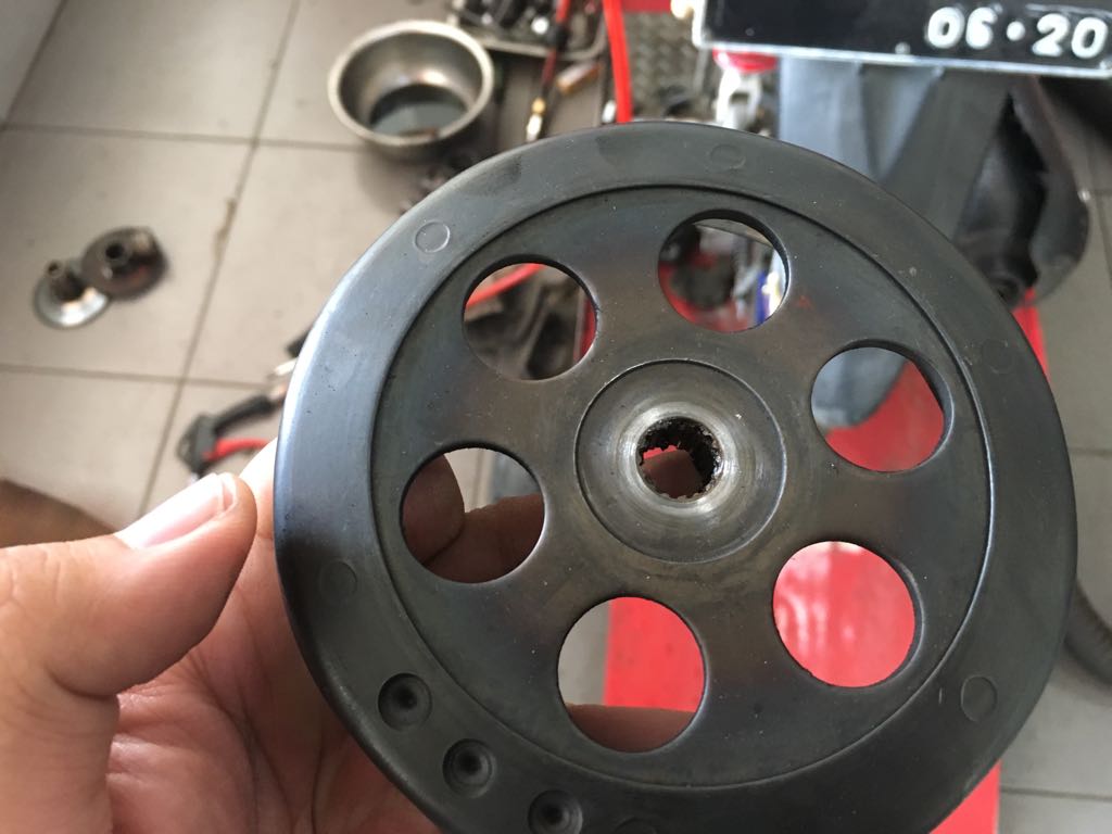 motor matic, gantung gas, mangkok kampas ganda, kampas ganda, risiko gantung gas di motor matic, dampak gantung gas di motor matic, Sering Gantung Gas di Motor Matic Bikin Tiga Part Ini Cepat Rusak, Apa Saja?