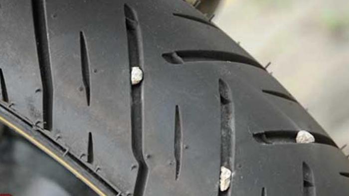 ban motor, motor bekas, ban motor bekas, cara merawat ban motor, cara membersihkan kerikil di ban, Baru Tahu, Ini Manfaat Membersihkan Ban Motor Bekas Dari Kerikil