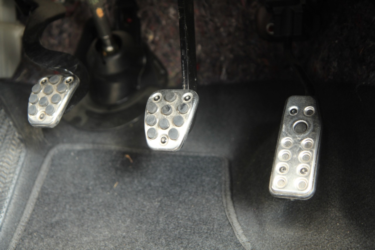 Pedal Kopling Mobil Bergetar Saat Dilepas, Waspadai Masalah Ini