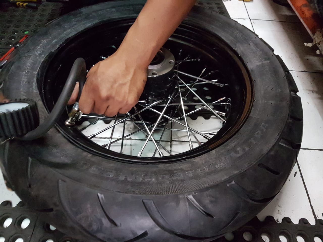 ban motor, motor bekas, angin nitrogen, ban motor bekas, angin ban motor, angin biasa, Ini Sebabnya Jangan Campur Angin Biasa Dengan Nitrogen Di Ban Motor Bekas