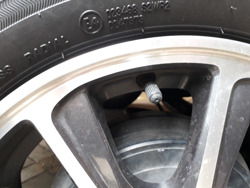 ban mobil, ban baru, mobil bekas, pentil ban, pentil ban mobil, kapan pentil ban diganti, Ternyata Pentil Ban Wajib Diganti Saat Ganti Ban Mobil Bekas, Ini Sebabnya