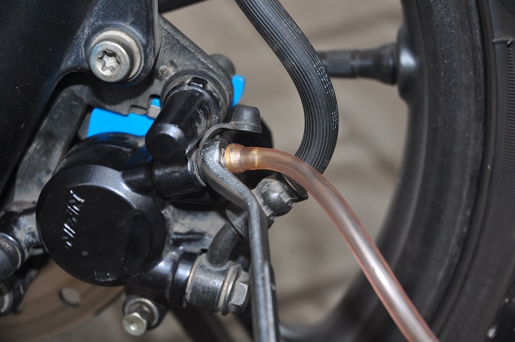 motor bekas, rem motor, angin palsu, cara mengatasi angin palsu di rem motor, cara mengatasi gejala angin palsu di rem motor, Cara Mudah Mengatasi Masuk Angin di Rem Cakram Motor, Simak Triknya