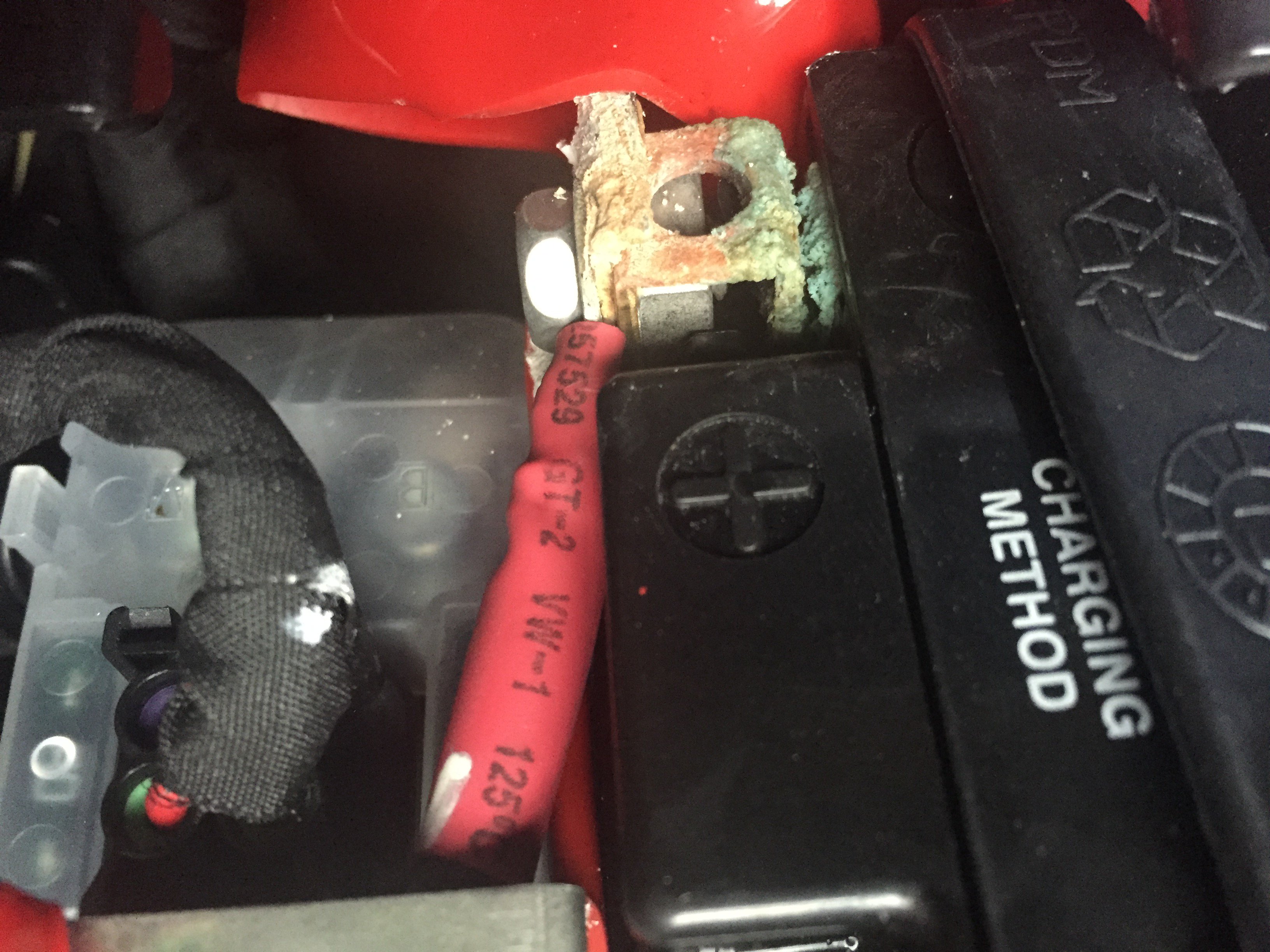 gemuk, aki motor, motor bekas, cara bikin awet aki, kenapa kepala aki dikasih gemuk, Ini Sebabnya Gemuk Bisa Bikin Umur Aki Di Motor Bekas Bisa Awet Lama