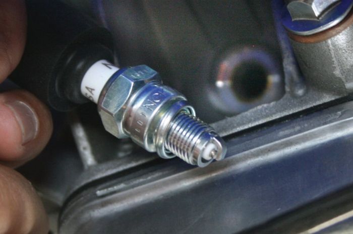 Begini Cara Yang Benar Mengencangkan Busi Motor Tanpa Takut Patah Atau Selek