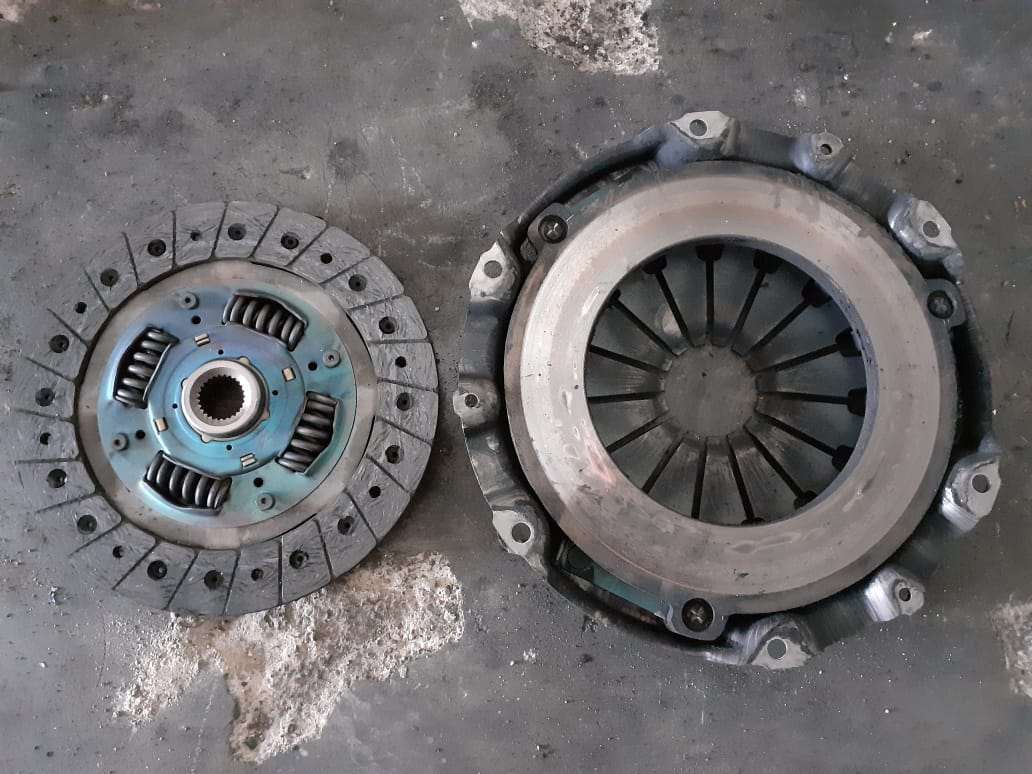 plat kopling, tenaga mesin, gesekan, Pelat Kopling Mobil Aus Masih Terus Dipakai, Ini Dampak Buruknya