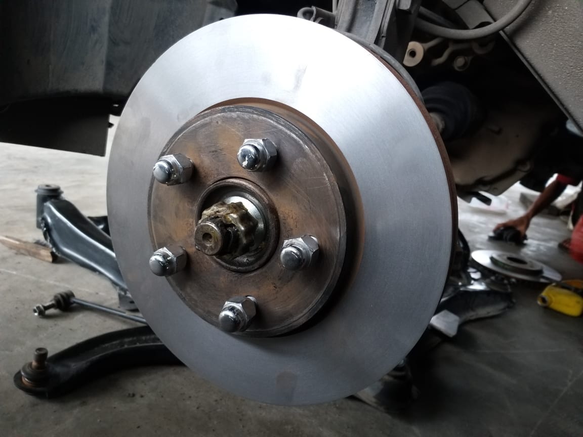 mobil bekas, kampas rem, rem mobil, kampas rem mobil, kenapa ada got di kampas rem, fungsi jalur got di kampas rem, Dua Alasan Kenapa Ada Got Di Permukaan Kampas Rem Cakram Mobil Bekas