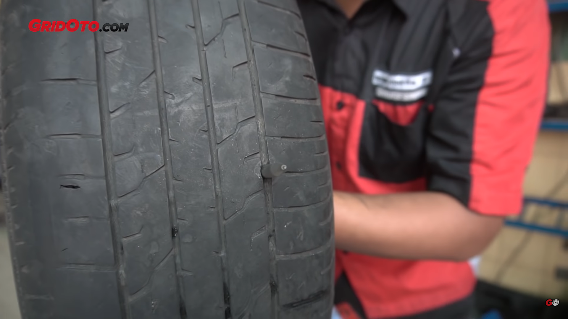 Perlu Tahu, Ini Alasan Paku yang Menusuk Ban Mobil Harus Segera Dicabut