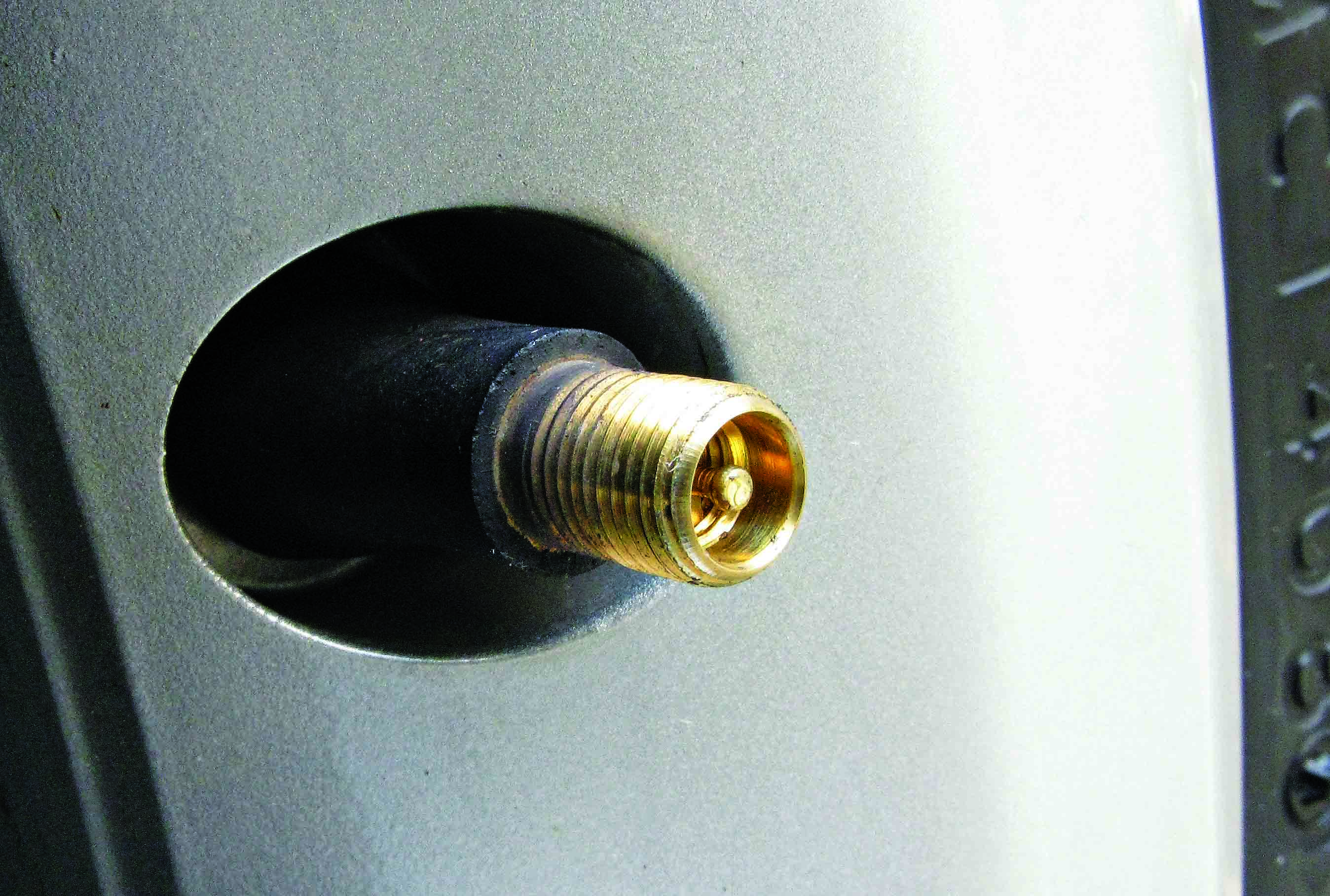 ban mobil, ban baru, mobil bekas, pentil ban, pentil ban mobil, kapan pentil ban diganti, Ternyata Pentil Ban Wajib Diganti Saat Ganti Ban Mobil Bekas, Ini Sebabnya