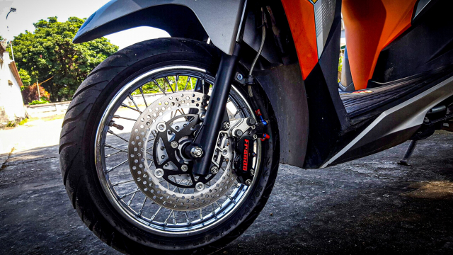 motor bekas, pelek motor, pelek jari-jari, cara bikin pelek jari-jari kinclong lagi, pelek jari-jari motor, cara poles pelek jari-jati, Cuma Pakai Bedak Bayi Pelek Jari-jari Motor Bekas Bisa Kinclong Lagi, Simak Caranya