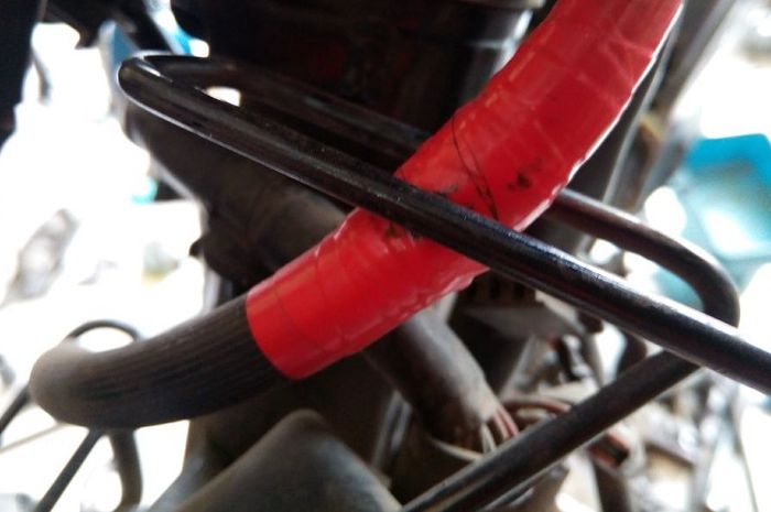 minyak rem, motor bekas, slang rem, minyak rem motor, slang rem motor, cara mengatasi slang rem yang bocor, Cara Mengatasi Slang Rem Motor yang Bocor Saat Di Jalan, Simak Triknya