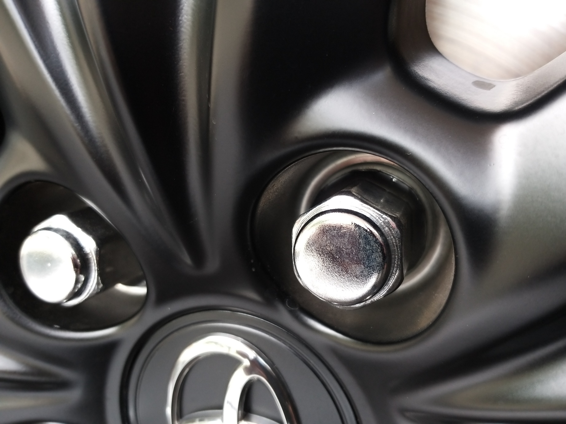 mobil bekas, baut roda, baut roda mobil, cara yang benar mengencangkan baut roda, cara mengencangkan mur roda, cara mengencangkan mur roda mobil, cara mudah mengencangkan mur roda, Ini Sebabnya Mengencangkan Mur Roda Di Mobil Bekas Harus Menyilang