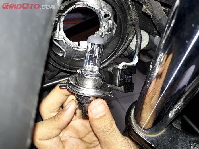 Ini Sebabnya Kaca Bohlam Lampu Motor Bekas Jangan Kepegang Tangan