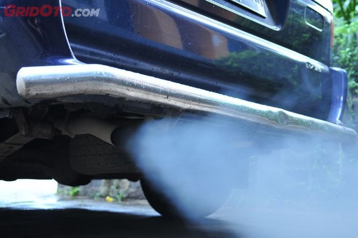 Asap Knalpot Putih, Waspadai Oli Mesin Mobil Masuk ke Ruang Bakar