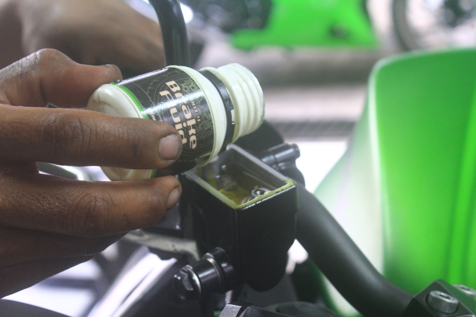 minyak rem, motor bekas, rem motor, minyak rem motor, tanda minyak rem minta ganti, Ini Tanda-tanda Minyak Rem Di Motor Bekas Harus Segera Diganti