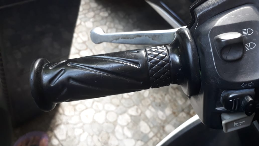 motor bekas, handgrip, handgrip motor, cara pasang handgrip motor, handgrip aftermarket, cara pasang handgrip, Ternyata Ganti Handgrip Motor Bekas Sebelah Kanan dan Kiri Caranya Beda