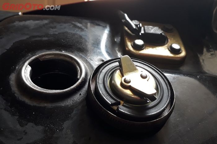 motor bekas, tangki bensin, tangki bensin motor, penyebab bensin keluar dari tutup tangki, penyebab tutup tangki keluar bensin, Ternyata Ini Penyebab Bensin Keluar Dari Tutup Tangki di Motor Bekas