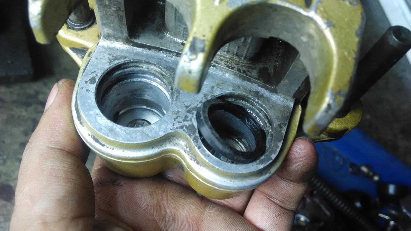 motor bekas, kaliper rem motor, sil piston kaliper rem, cara ganti sil piston kaliper rem, cara membersihkan kaliper rem, Tips Cara Ganti Sil Piston Kaliper Rem Cakram Motor Tanpa Perlu Ke Bengkel