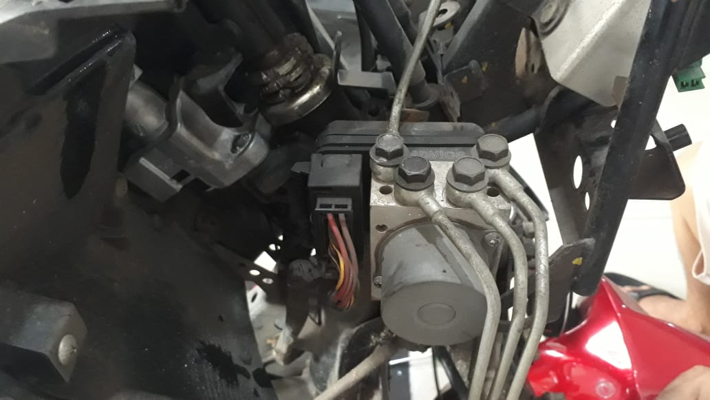 minyak rem, rem motor, bahaya minyak rem gak pernah ganti, dampak minyak rem motor jarang ganti, bahaya minyak rem motor jarang diganti, Hati-hati, Malas Ganti Minyak Rem Motor Efek Kerusakannya Gak Main-main