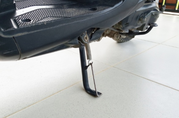Awas Motor Parkir Terlalu Lama Pakai Standar Samping Bikin Sokbreker Bocor