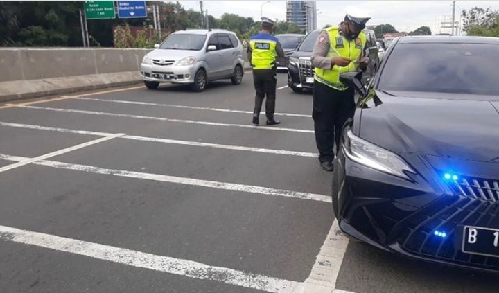 Stiker Sindiran Tolak Strobo Makin Menggema di Ibu Kota, Mas Pram Bilang Begini