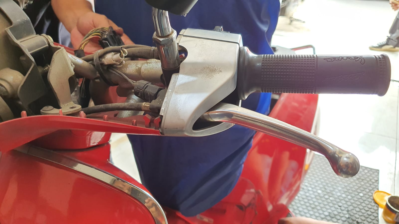 Ini Biang Keladi Penyebab Tuas Rem Kiri Vespa Matic Menjadi Keras