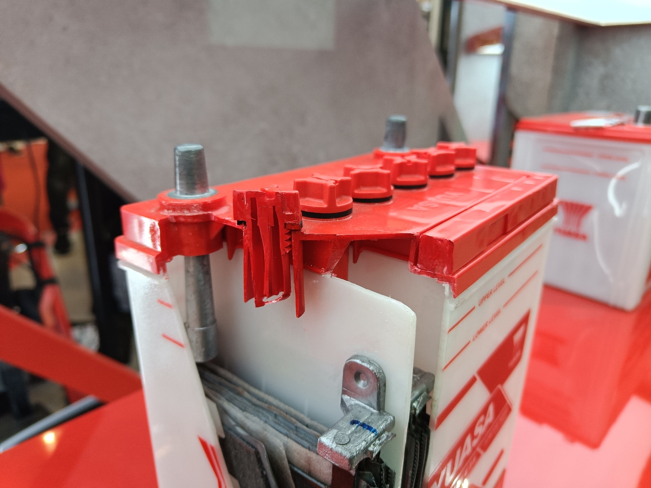 air aki, aquades, upper, korosif, menambahkan, Tambah Air Aki Mobil Jangan Terlalu Penuh, Ini Alasan Pentingnya