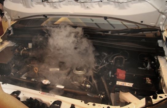Dua Penyebab Utama Mesin Mobil Bekas Overheat Setiap AC Nyala