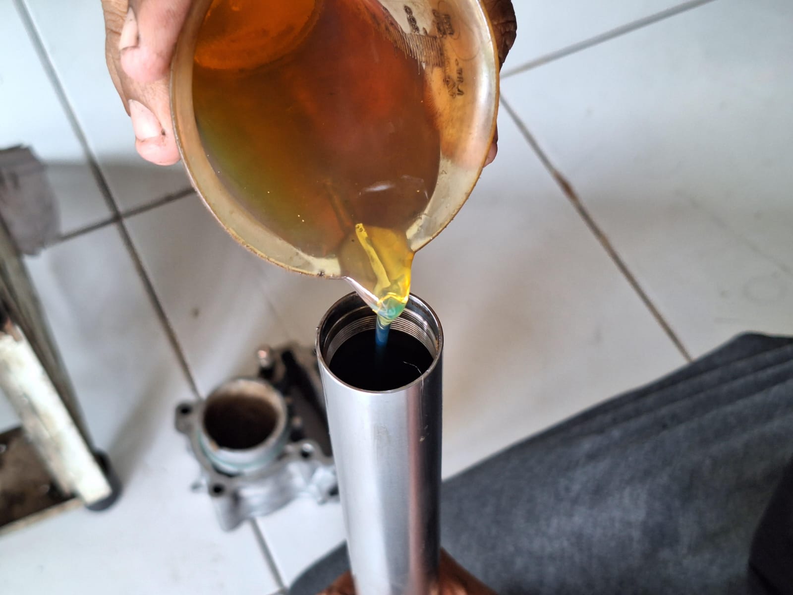 motor bekas, oli sokbreker, sokbreker depan, sokbreker motor, gejala oli sokbreker perlu diganti, gejala sokbreker lemes, Tiga Gejala Oli Sokbreker Depan Motor Bekas Sudah Waktunya Diganti